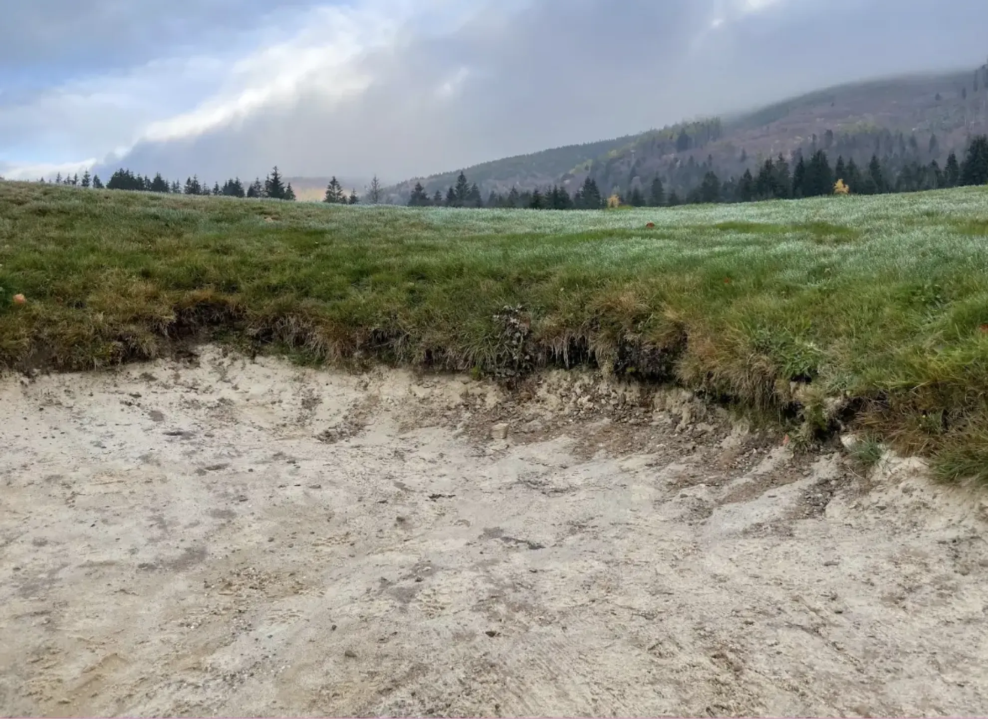 Efficient golf bunker maintenance with artificial edging solutions